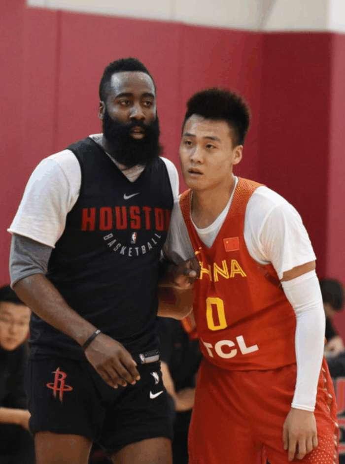 姚基金慈善赛，哈登豪取17分8篮板，助力慈善事业