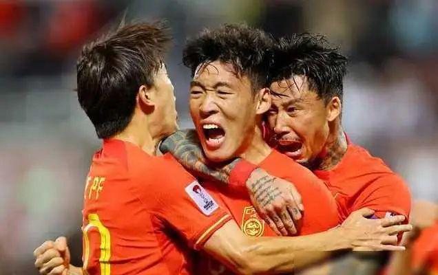 国足12强赛客场征战纪实，挑战与希望并存