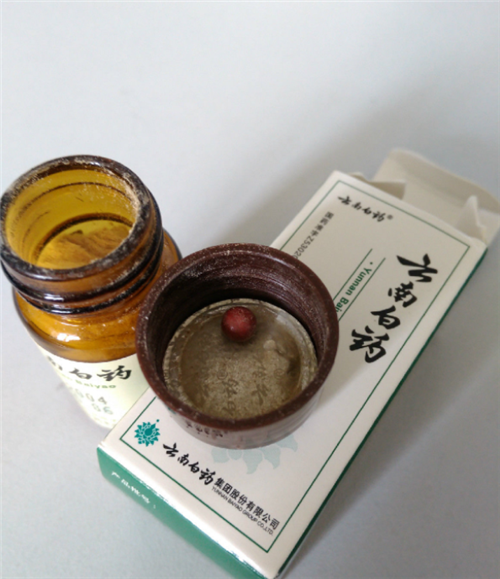 女子用云南白药保险子救小猫一命 女子用云南白药保险子救小猫一命